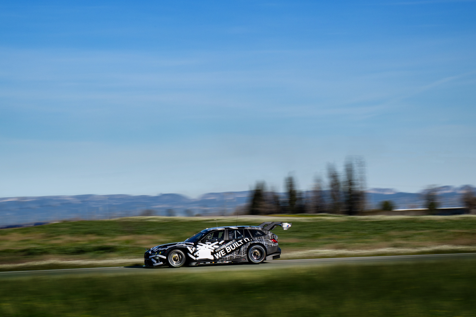 SMALL_P90632516_highRes